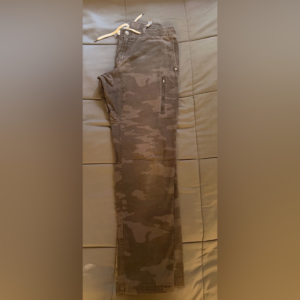 Vuori Men's Grey Camouflage Cargo Pants